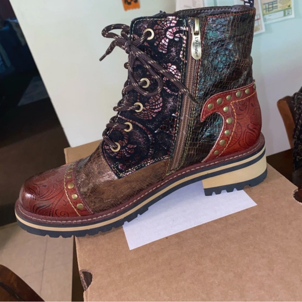 L’ARTISTE by Spring Step Women's Multi-Tone Embossed Lace-Up Combat Boot. Sz.10